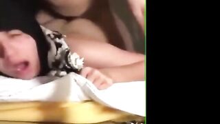 مسلم جميل في سن المراهقة في مشهد الجنس الصعب