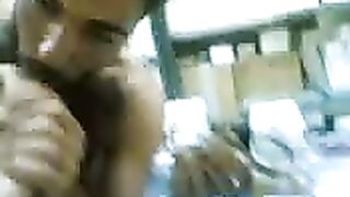 سيدة عربية بتلحس قضيب في المحل