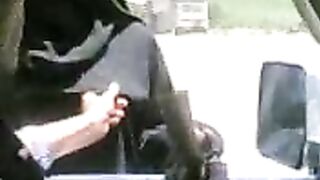 رجل عربية بيعطيها المال ويلعب في بزازها في الشارع