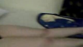 موزة صغيرة مراهقة بتلعب في بزازها