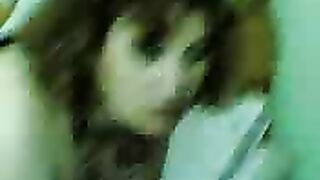 سيدة عربية تمارس الجنس بين مجموعة