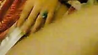 سعودية تدخن وهي منفعلة من الهياج