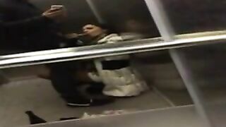 فيديو موبايل حصري وهي بتمص زوبره في الاسانسير