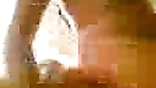 مراهقة موزة قوي بتمص زوبر حبيبها في الحمام