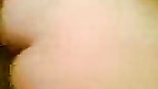 مراهقة موزة قوي بتمص زوبر حبيبها في الحمام