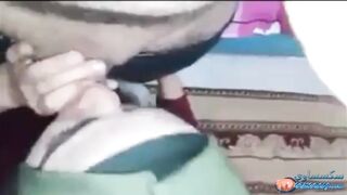 بنت محجبة عربية بتمارس الجنس الفموي وهي في حالة هياج