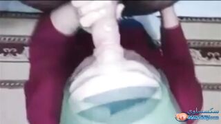 بنت محجبة عربية بتمارس الجنس الفموي وهي في حالة هياج