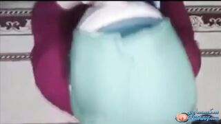 بنت محجبة عربية بتمارس الجنس الفموي وهي في حالة هياج