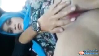 بنت عربية بيهيجها ويفرشها بايده في السيارة