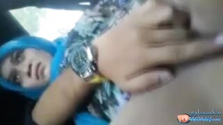 بنت عربية بيهيجها ويفرشها بايده في السيارة