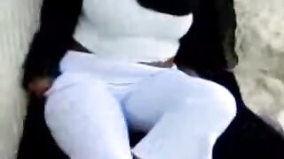 شرموطة ترطب كسها وتمارس الجنس