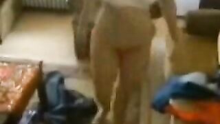 العربدة الكلبة تظهر له الجسم المثالي وعلى استعداد لحصول على نيكة