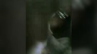 فتاة عربية لطيفة تمص قضيب حبيبها