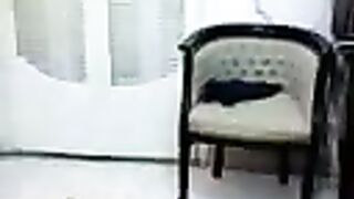 عارية عربية في سن المراهقة تستعرض و يستمني أمام كاميرا