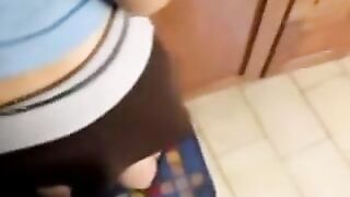 زوجه لبنانيه بتتناك وبينزل اللبن علي طيزها