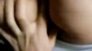 زوجه لبنانيه بتتناك وبينزل اللبن علي طيزها