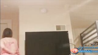 ميلفاية ثمينة مثيرة بتدلع في لانجيري بينك