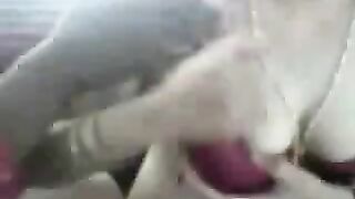 منقبة ممحونة ترفع النقاب و تمص زب ابن صاحبتها