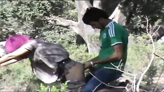 مصرى ينيك محجبة من طيزها بحديقة الاورمان