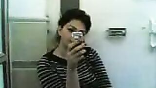 عربي مثير الكلبة وينيكها العمل