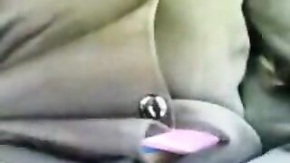 بنت منقبة جميلة بتمس وبتلحص وبتتناك في كسها الناعم