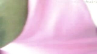 الرجل العربي يغوي البنوتة صديقته في السيارة