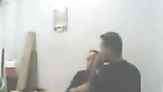 سيدة تمارس الجنس في العمل