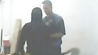 سيدة تمارس الجنس في العمل