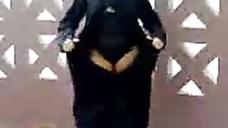 فتاة تتناك وتمص القضيب