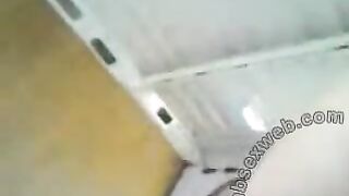 شرموطة تنتاك في سيارة خاصة والزبون ينتظر الدور