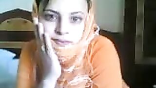 فتاة إماراتية جميلة تظهر فتحة شرجها