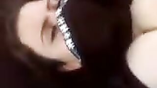 مراة عربية تصرخ عند ذروة شهوتها في السيارة