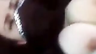 مراة عربية تصرخ عند ذروة شهوتها في السيارة