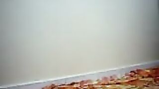 فتاة تستمني حتى تصل لشهوتها