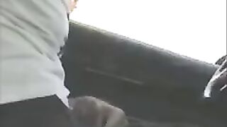 الرجل العربي يخرج زبه من السيارة