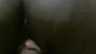 زوجان سعوديان في المنزل يمارسون الجنس