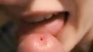 وقحة عربية تمص وتلعق زوبر الكبير