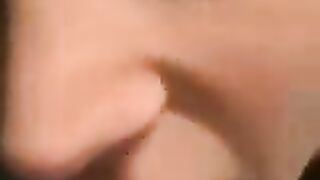 وقحة عربية تمص وتلعق زوبر الكبير