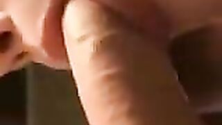 وقحة عربية تمص وتلعق زوبر الكبير