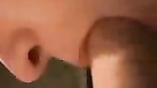 وقحة عربية تمص وتلعق زوبر الكبير