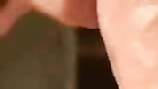 وقحة عربية تمص وتلعق زوبر الكبير