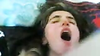 فتاة جميلة من الأردن تمارس الجنس من طيزها