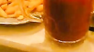 تعرض بزازها في المطعم