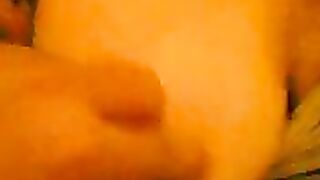 تعرض بزازها في المطعم