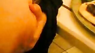 تعرض بزازها في المطعم