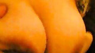 تعرض بزازها في المطعم