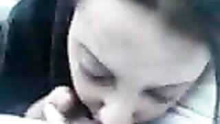 وقحة تمارس الجنس في السيارة