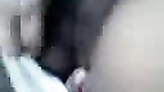 وقحة تمارس الجنس في السيارة