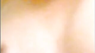 فتاة عربية جميلة تمص زب حبيبها