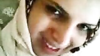 محجبة تنتاك من كسها